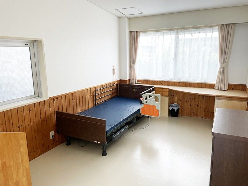 明るい個室のベッド