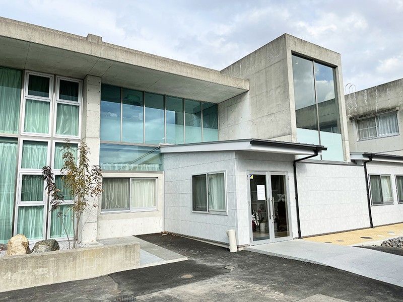 開放的な建物の外観
