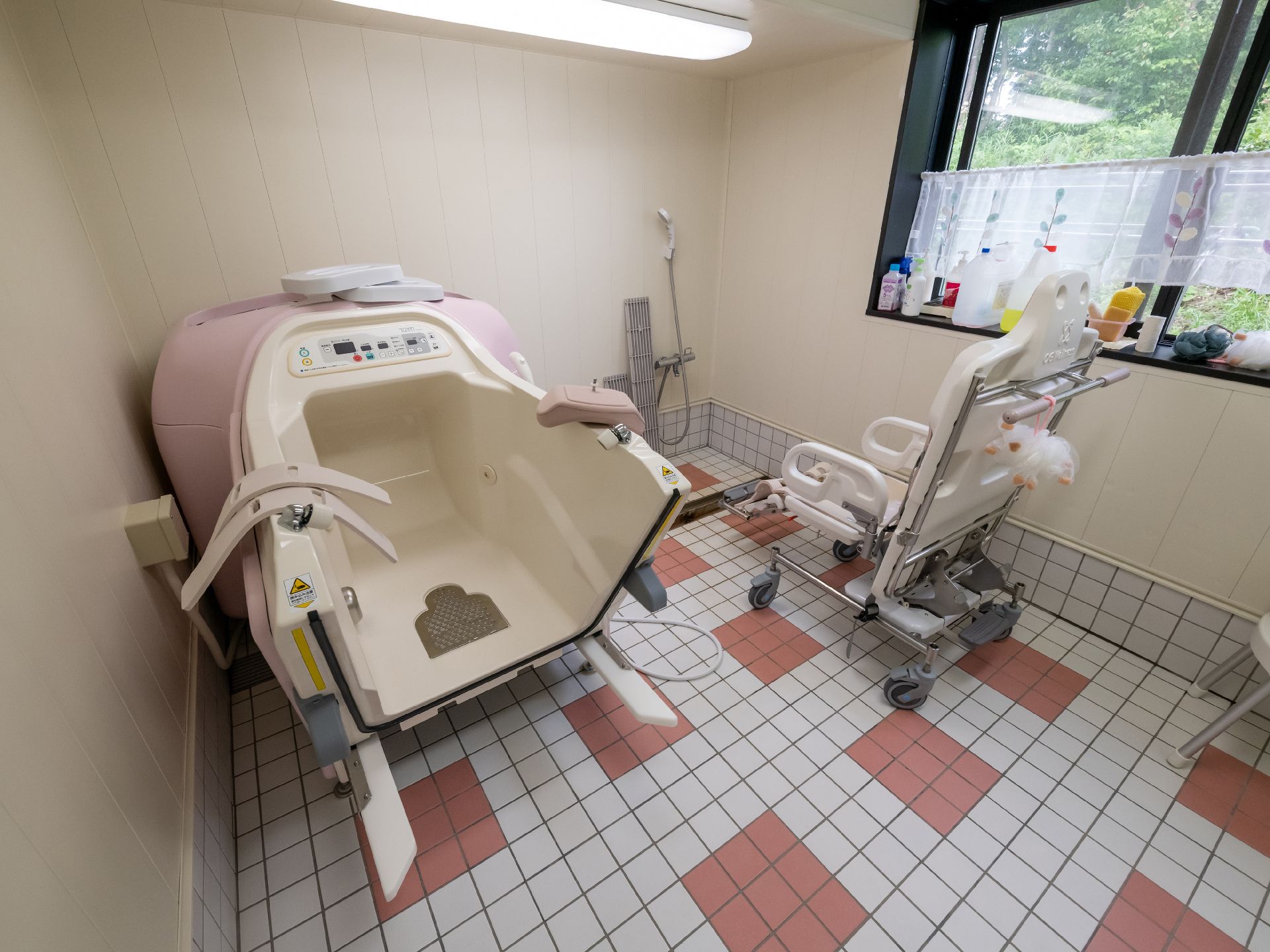 要介護の重い方でも、身体に負担をかけずに入浴できる機械浴