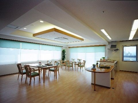 アダージョ福住（介護付有料老人ホーム）のダイニング。毎日沢山の方々で大いに賑わう、楽しいお食事風景となっております。