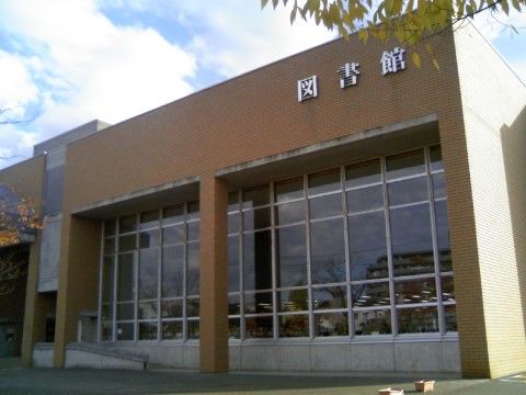 アダージョ福住（介護付有料老人ホーム）の周辺環境。近くには図書館がございます。読書を日常に取り入れていただけます。