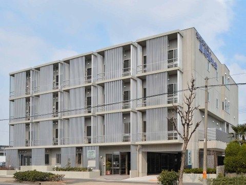 格子状の目隠しが居室バルコニーに設置されている施設の外観