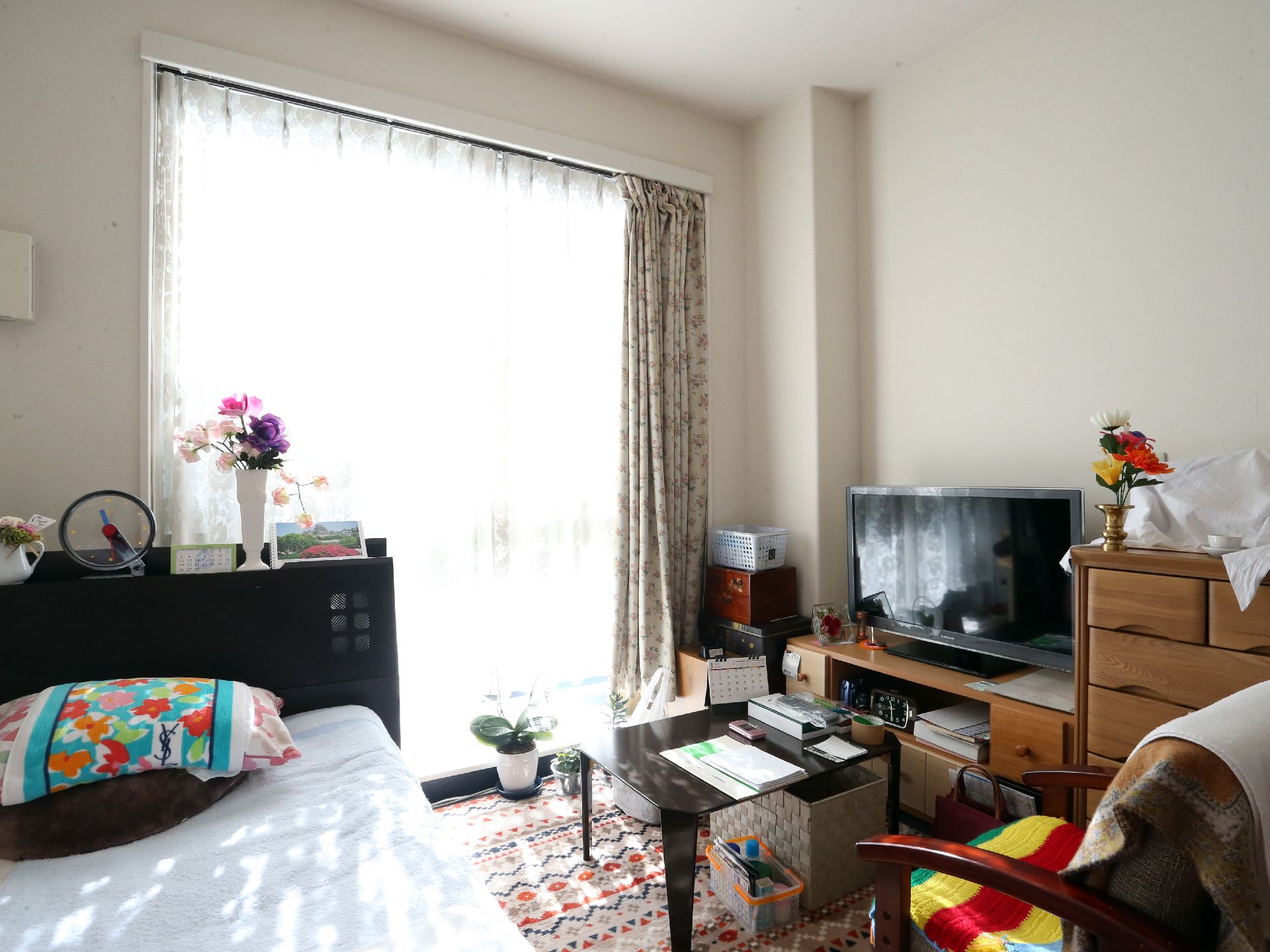 部屋にはテレビが置かれている。さらにはタンスも置かれていて、収納に便利である。また、テーブルや椅子も置かれている。