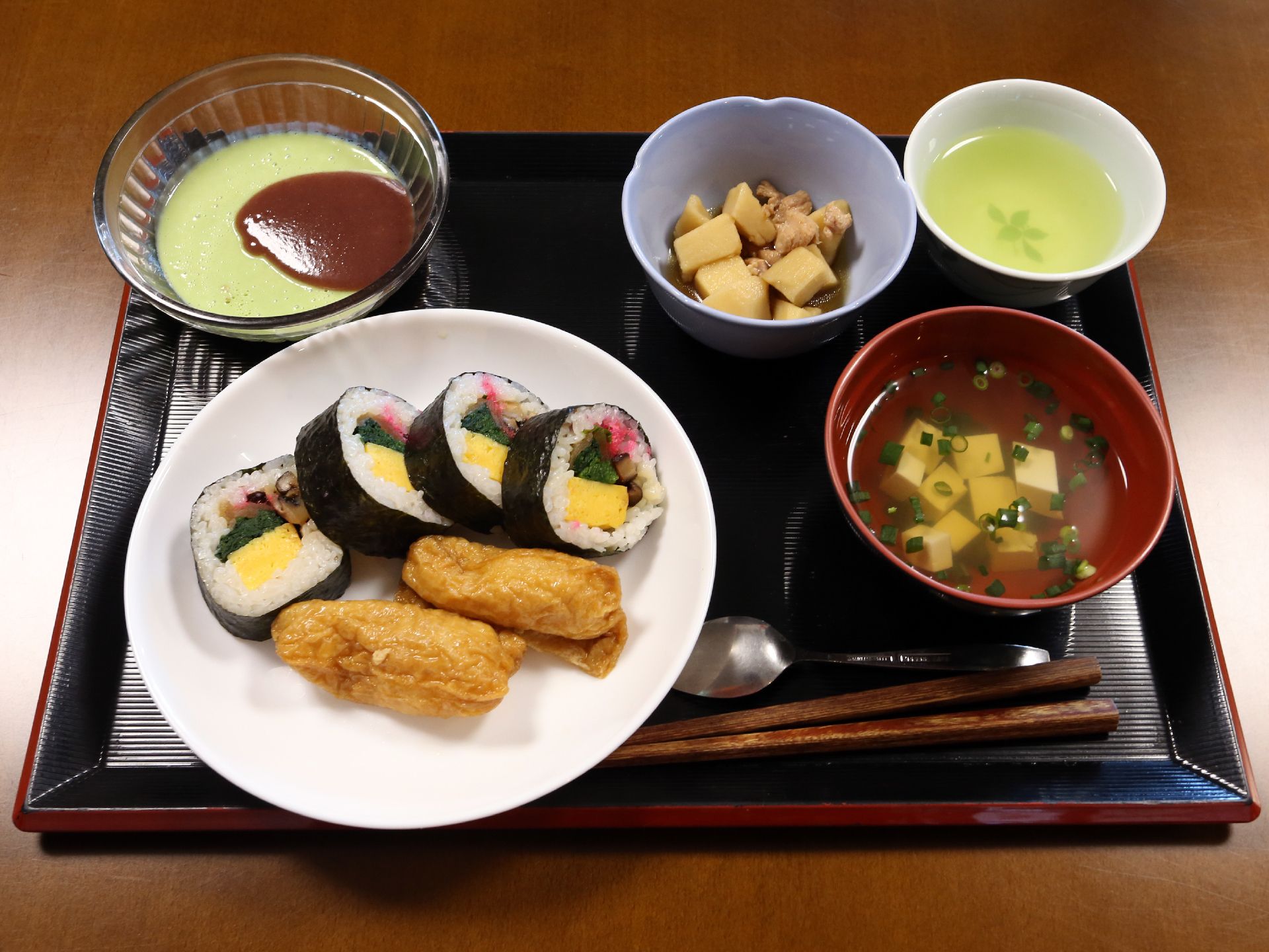 食事は栄養バランスを考えて作られている。ある日は、巻き寿司、いなり寿司、豆腐の味噌汁、煮物、お茶などのメニューである。