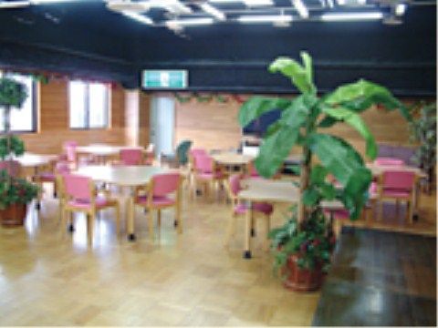 みんなで楽しく食事ができるよう、広々とした食堂になっている。窓からは日差しも差し込み、明るい空間になっている。