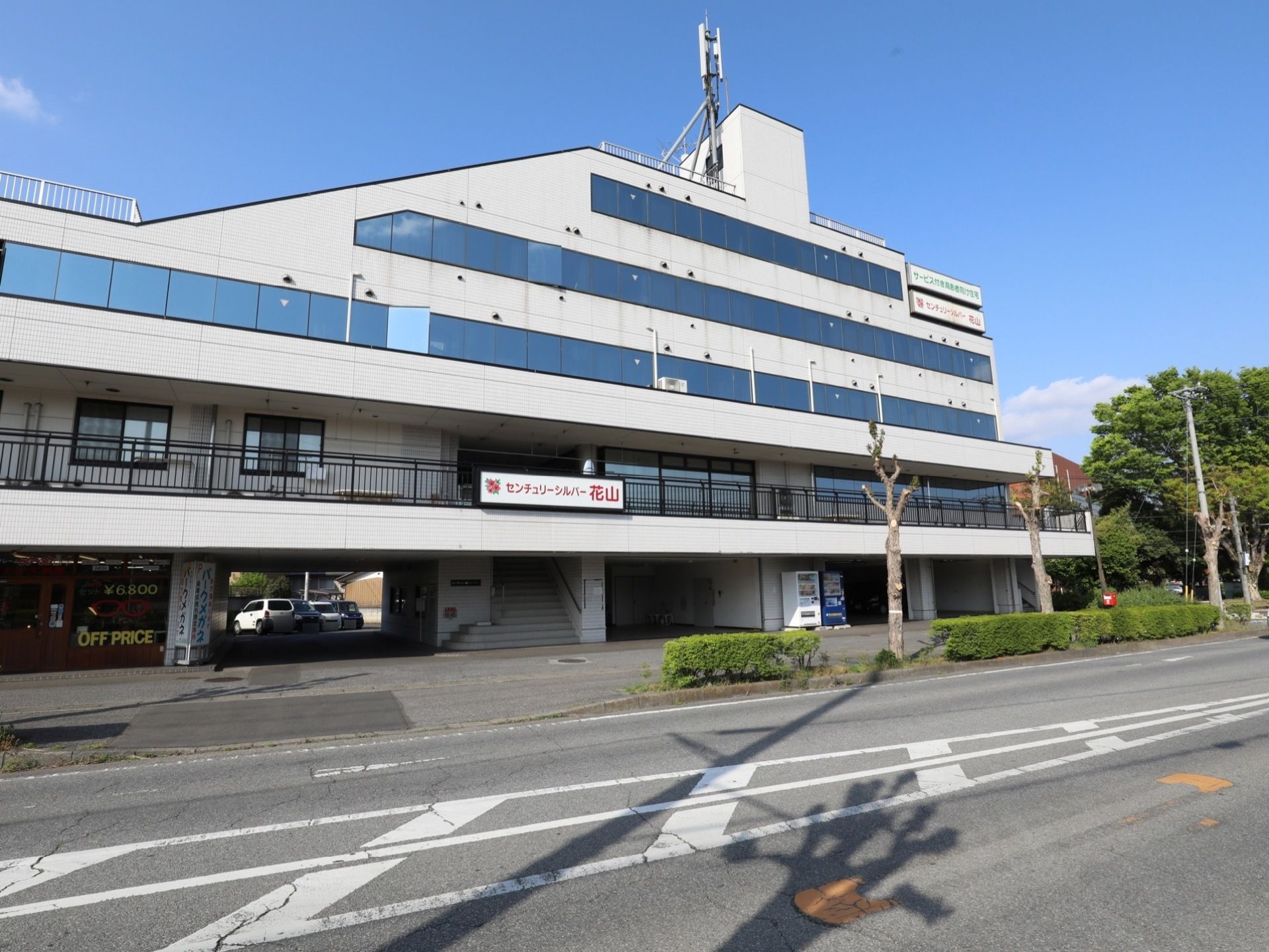 施設は道路沿いにある、横長の建物である。施設は5階まであるが、階が上がるごとに狭くなっている。1階には階段や駐車場がある。