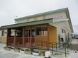 花壇が彩る建物の外観