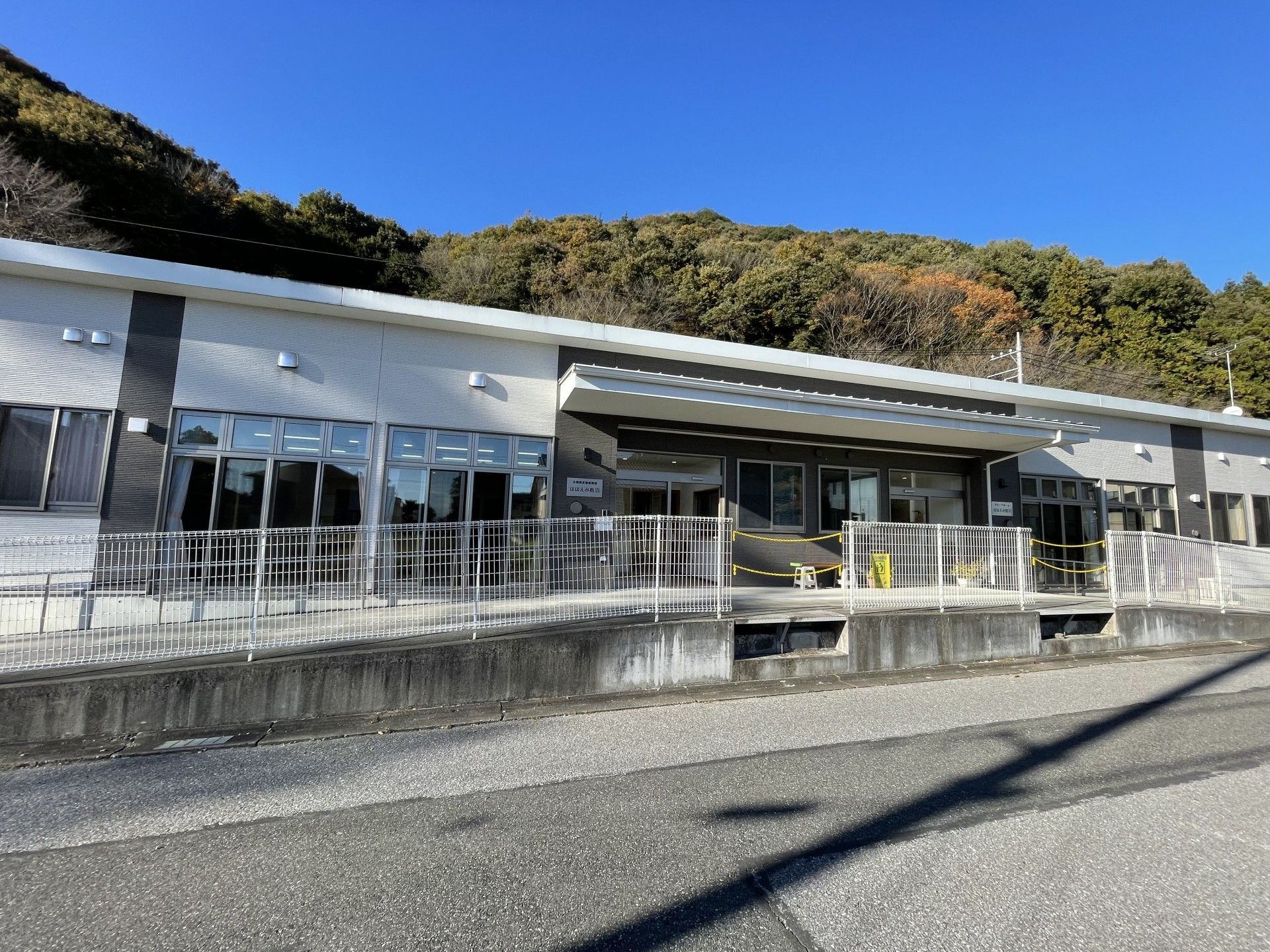 明るい施設の外観