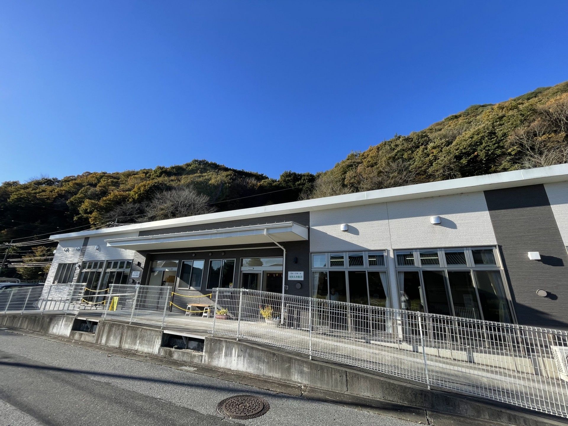 明るい外観の建物