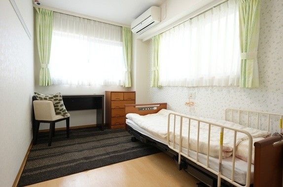 明るい個室の居室