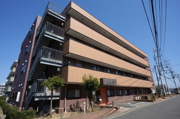 明るい外観の施設外観