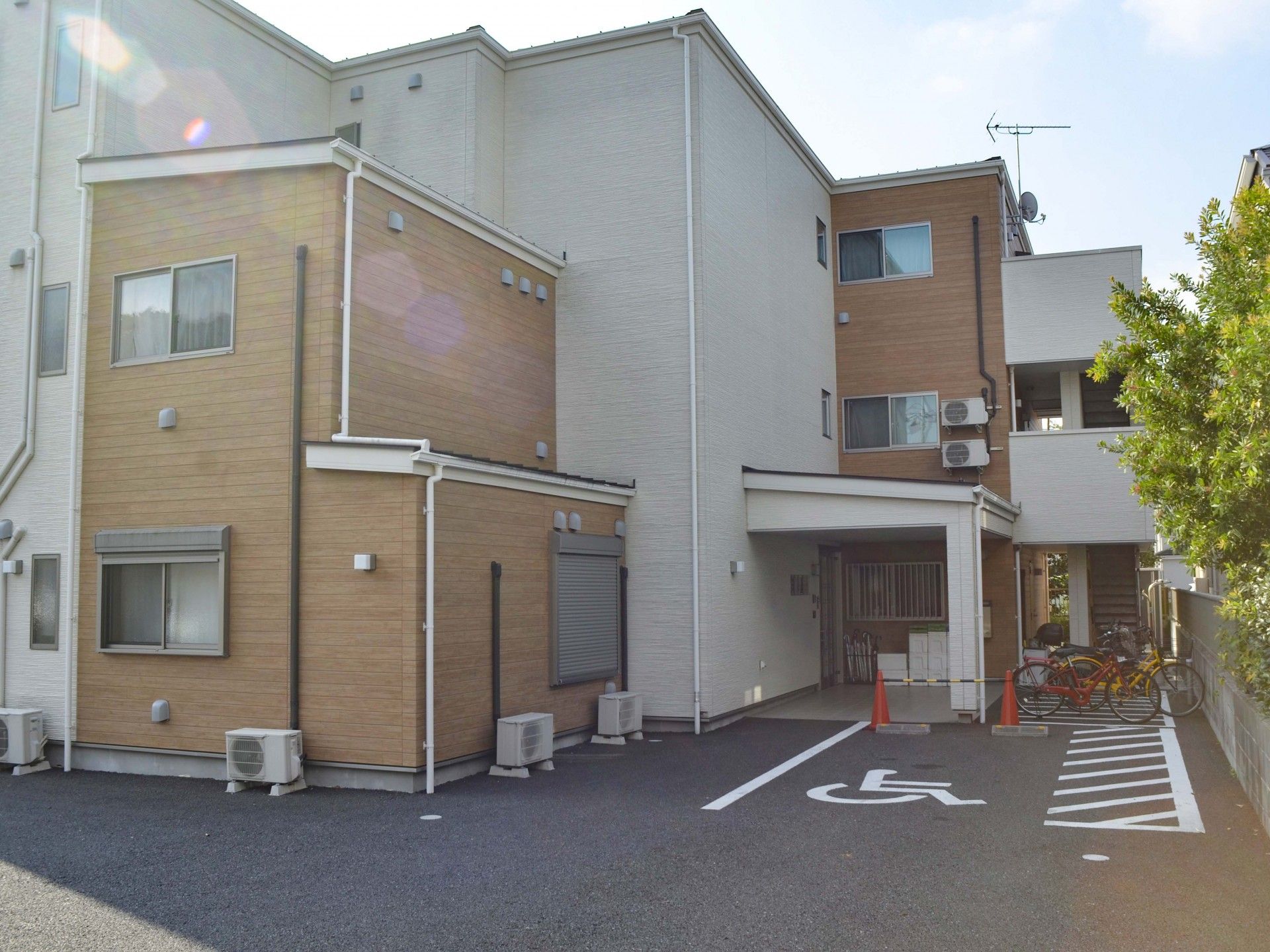 駐車スペースのある建物外観