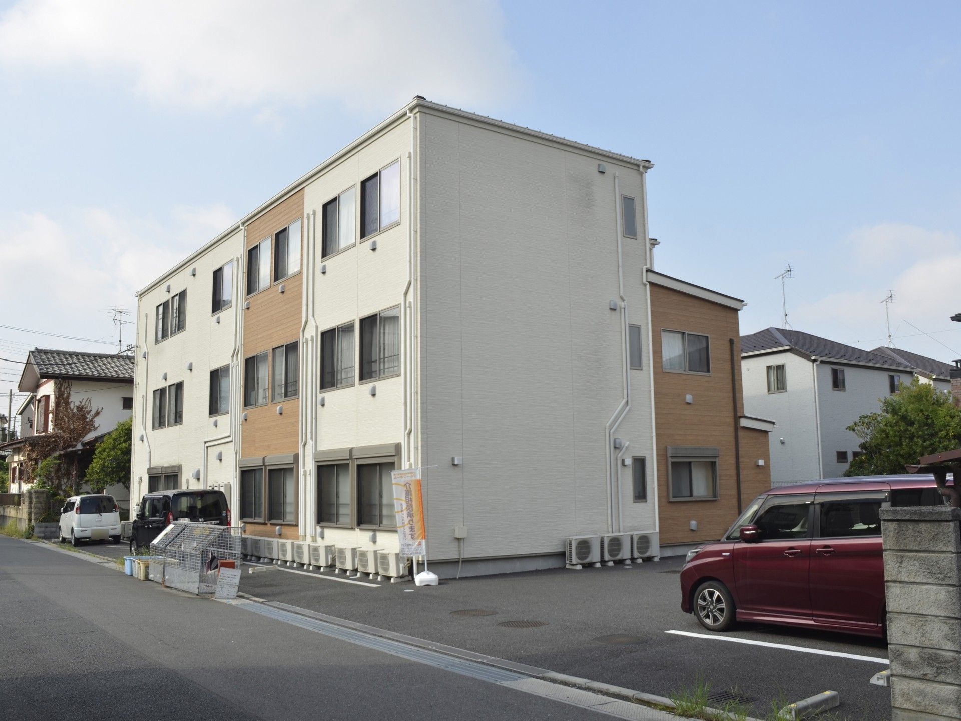 三階建ての建物外観