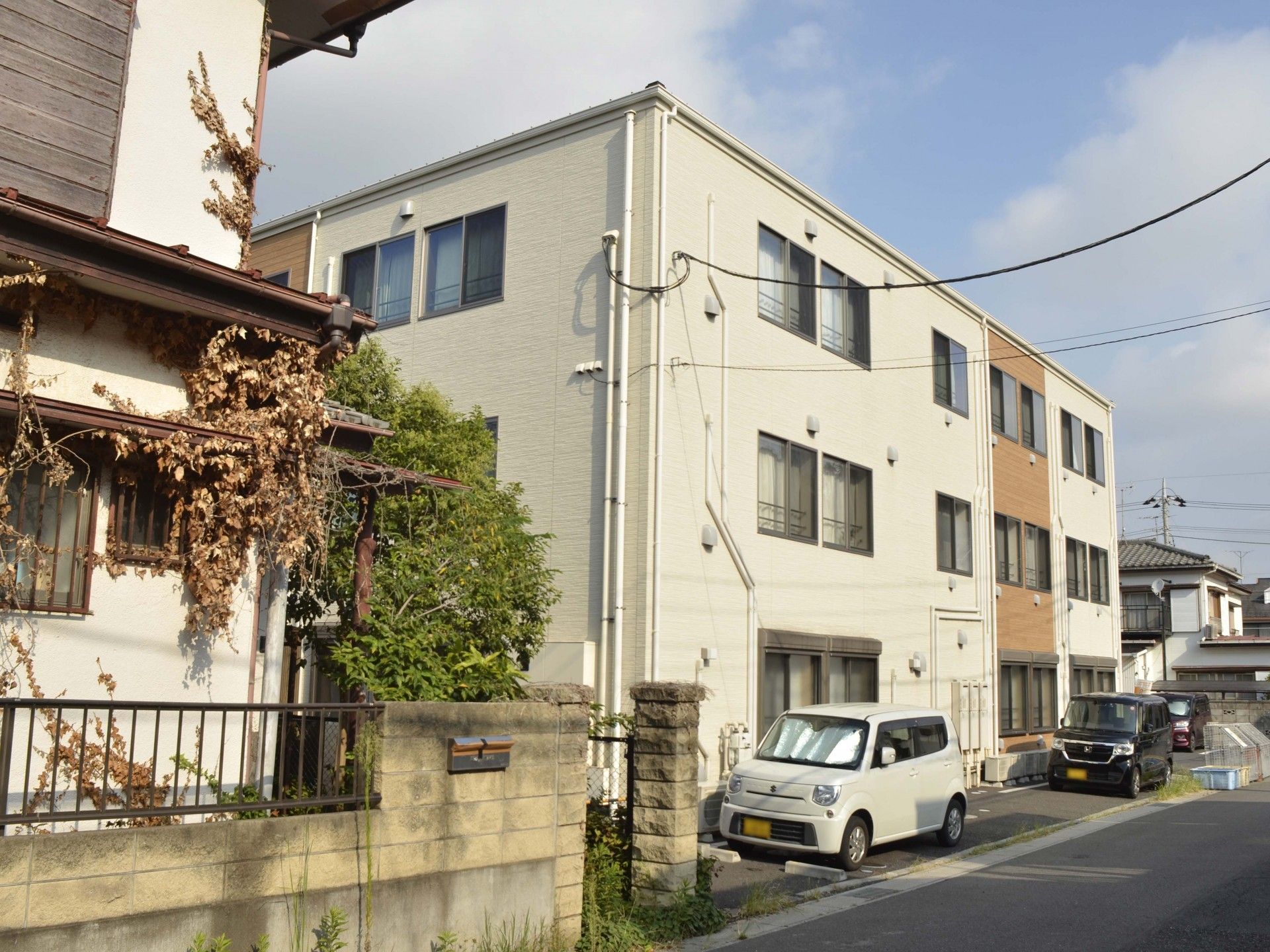 静かな住宅街の建物外観