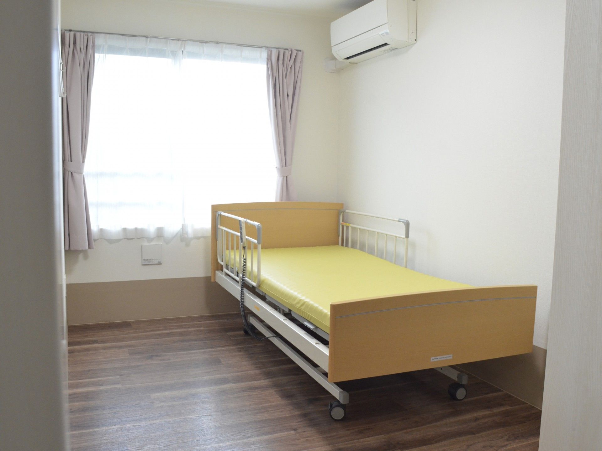 シンプルな個室のベッド