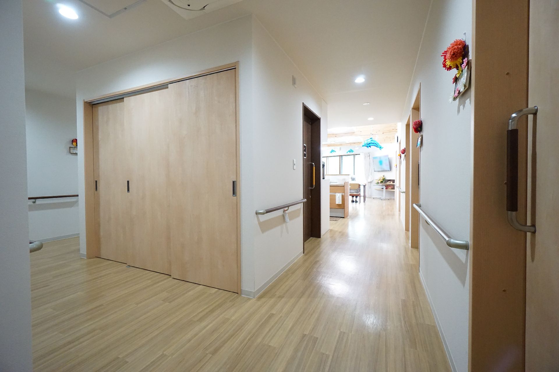 手すりが設置されている廊下