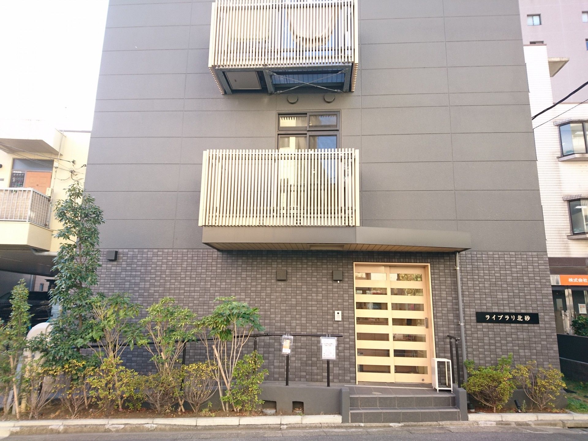 シンプルな外観の建物