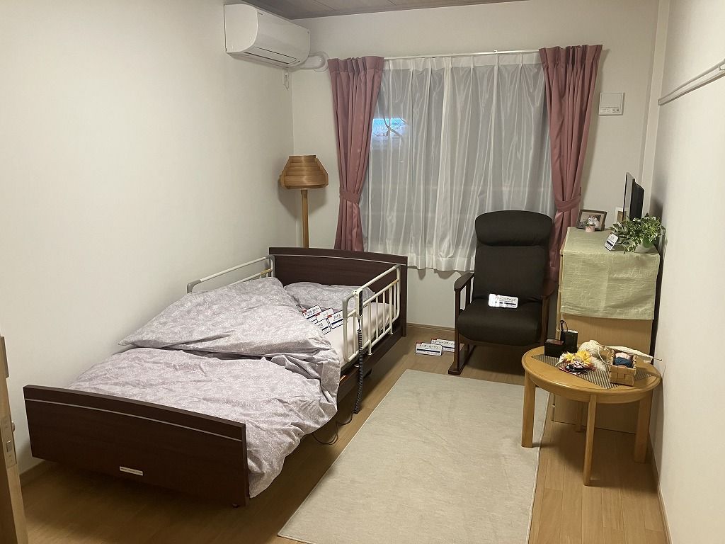 庭で交流する男性と女性