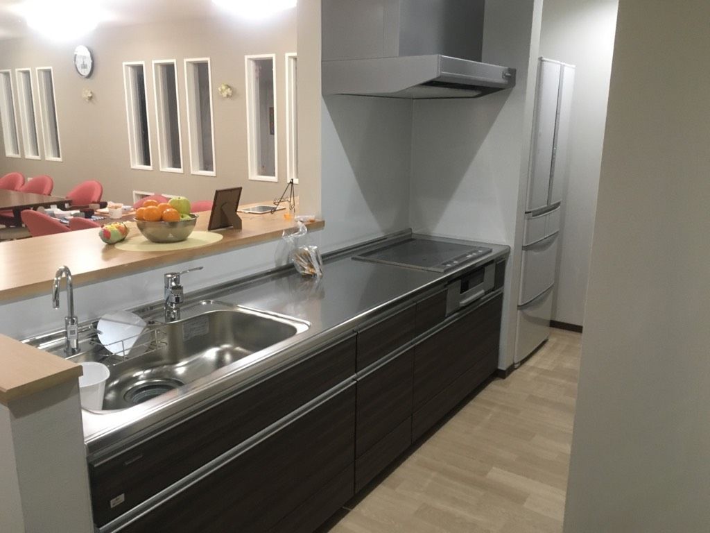 仲良く食事をしている高齢の男性と女性