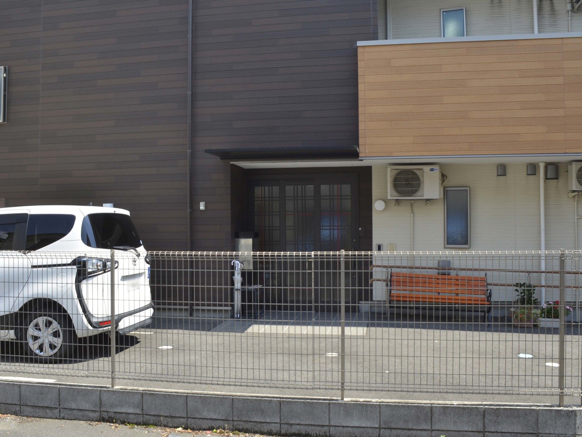 駐車場と入口の外観