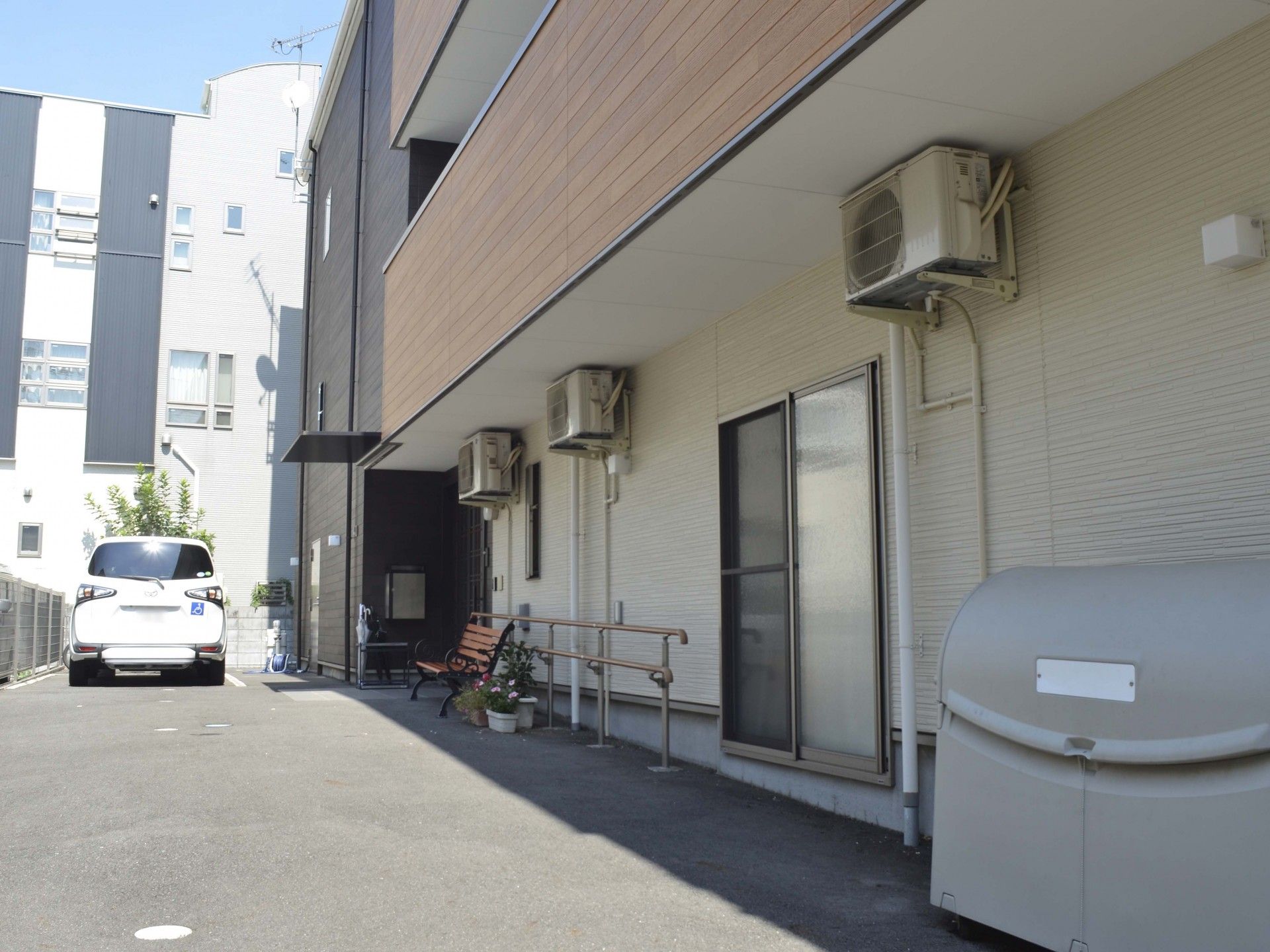 駐車スペースと外壁