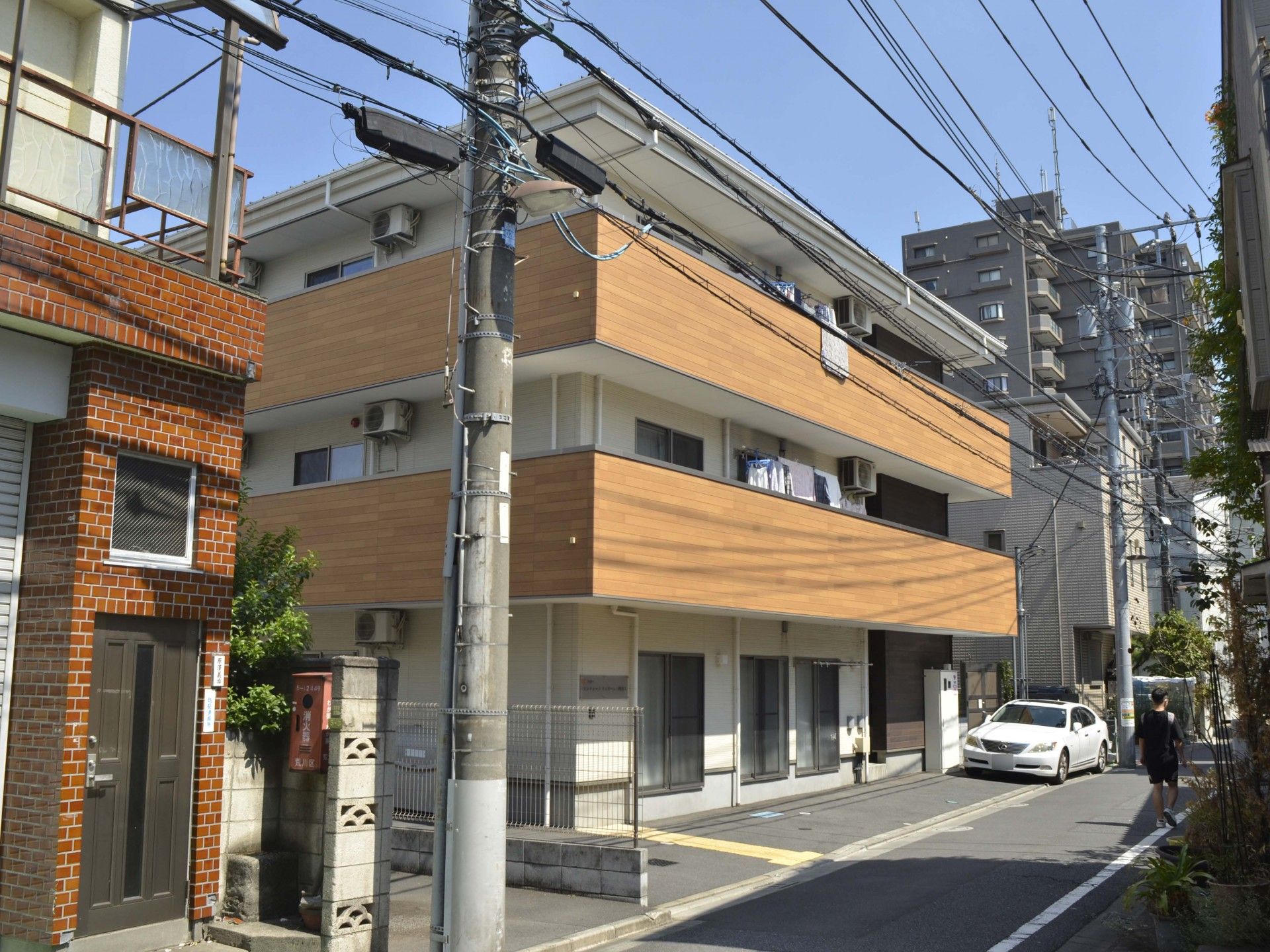 木目調の外観の建物