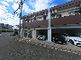 静かな住宅街の建物外観