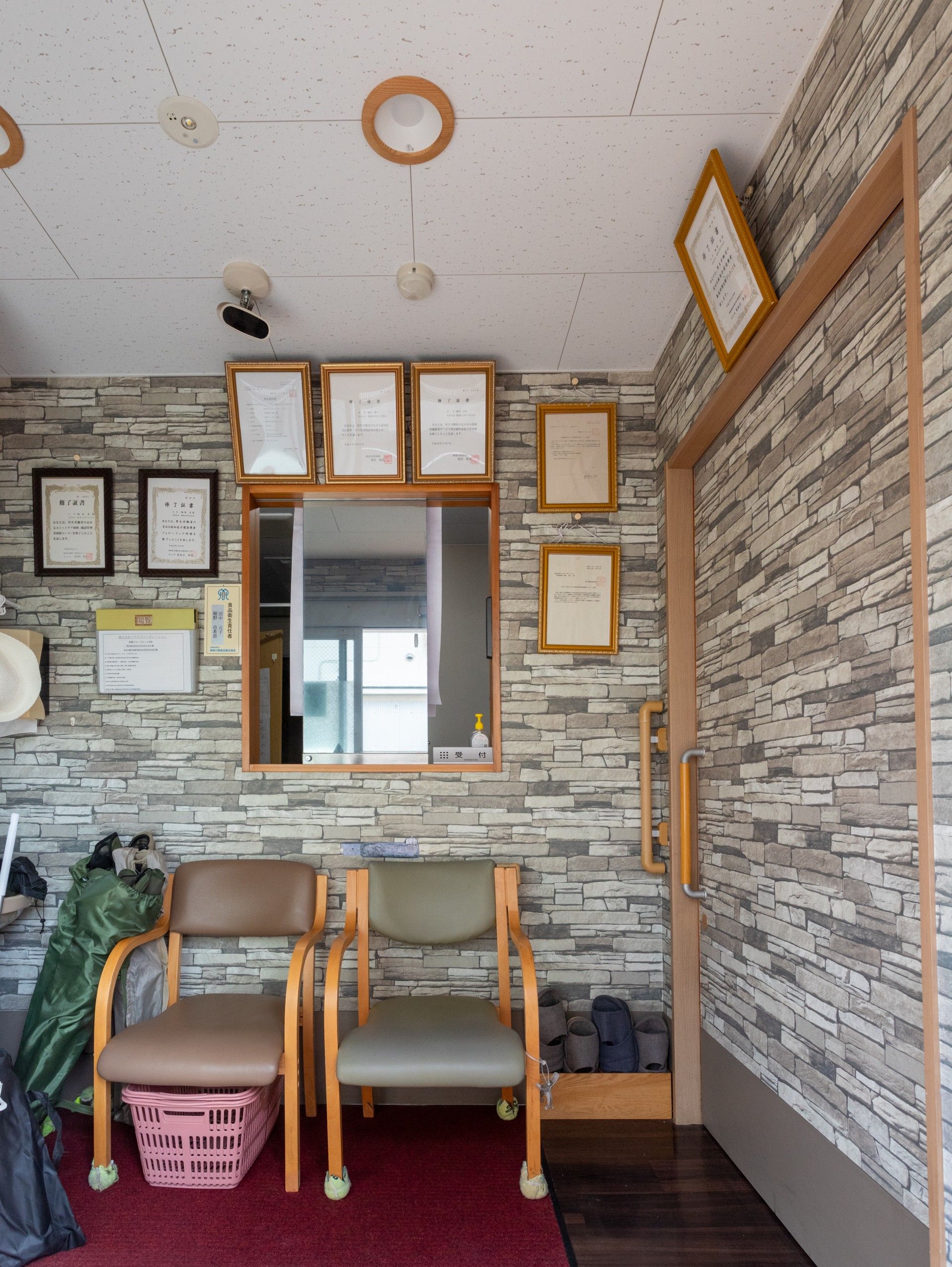 落ち着いた雰囲気の待合スペース