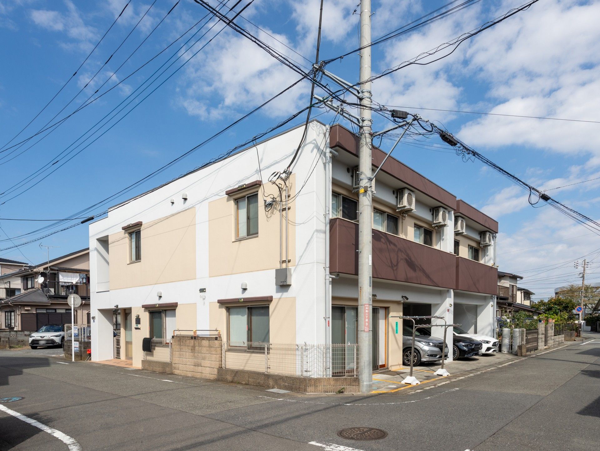 角に位置する建物外観