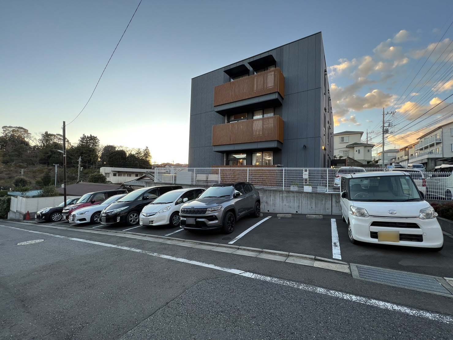 モダンなデザインの建物外観