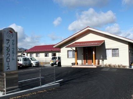 赤紫の屋根が付いた平屋建ての建物は日当たりのいい場所に建っていて、敷地内には駐車場も設置されている。