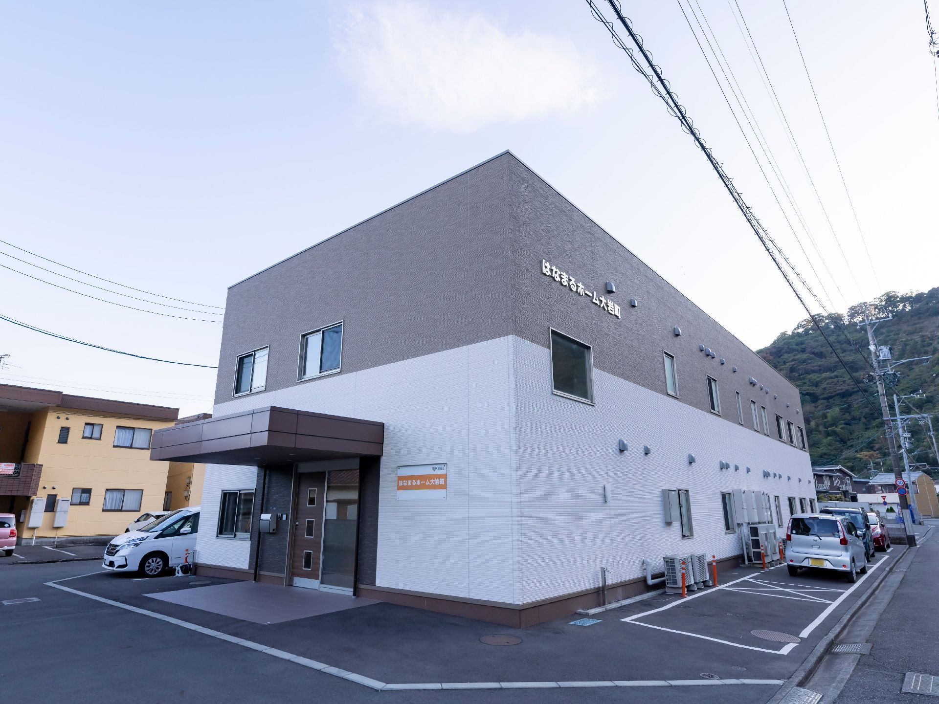 近隣に駐車場が設置されている介護施設の外観
