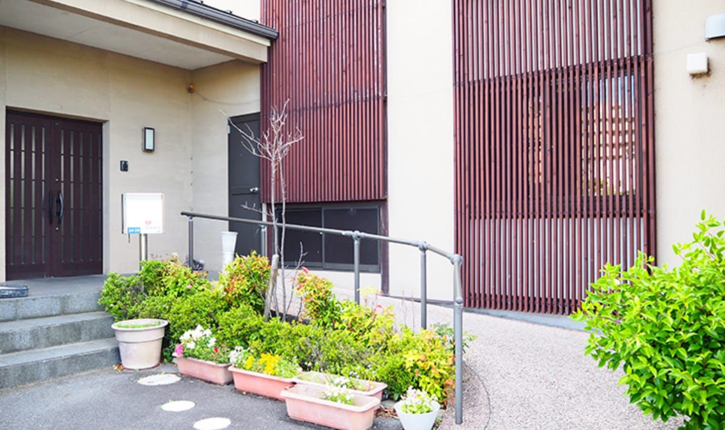 エントランスの緑あふれる外観