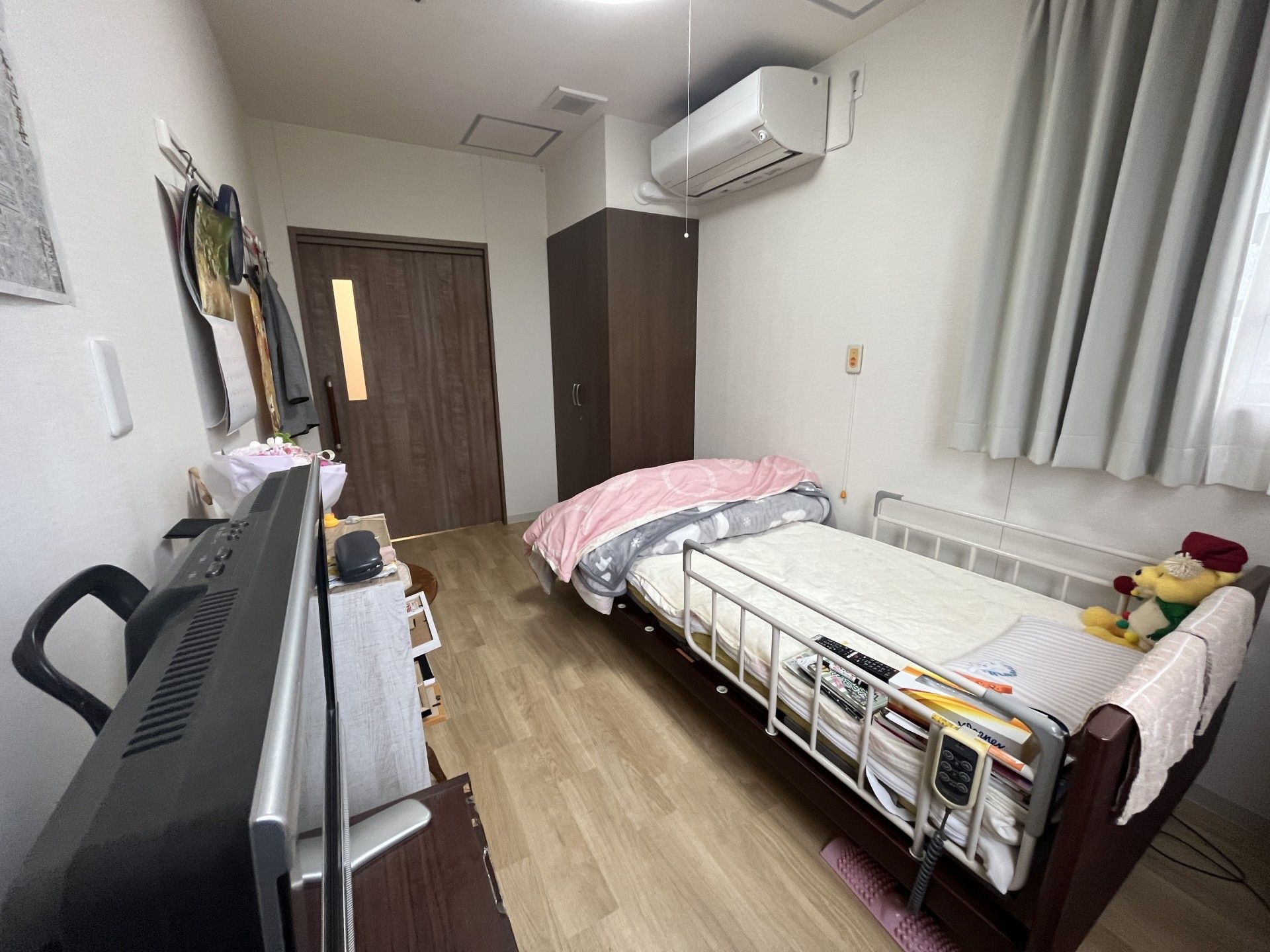 庭で交流する男性と女性