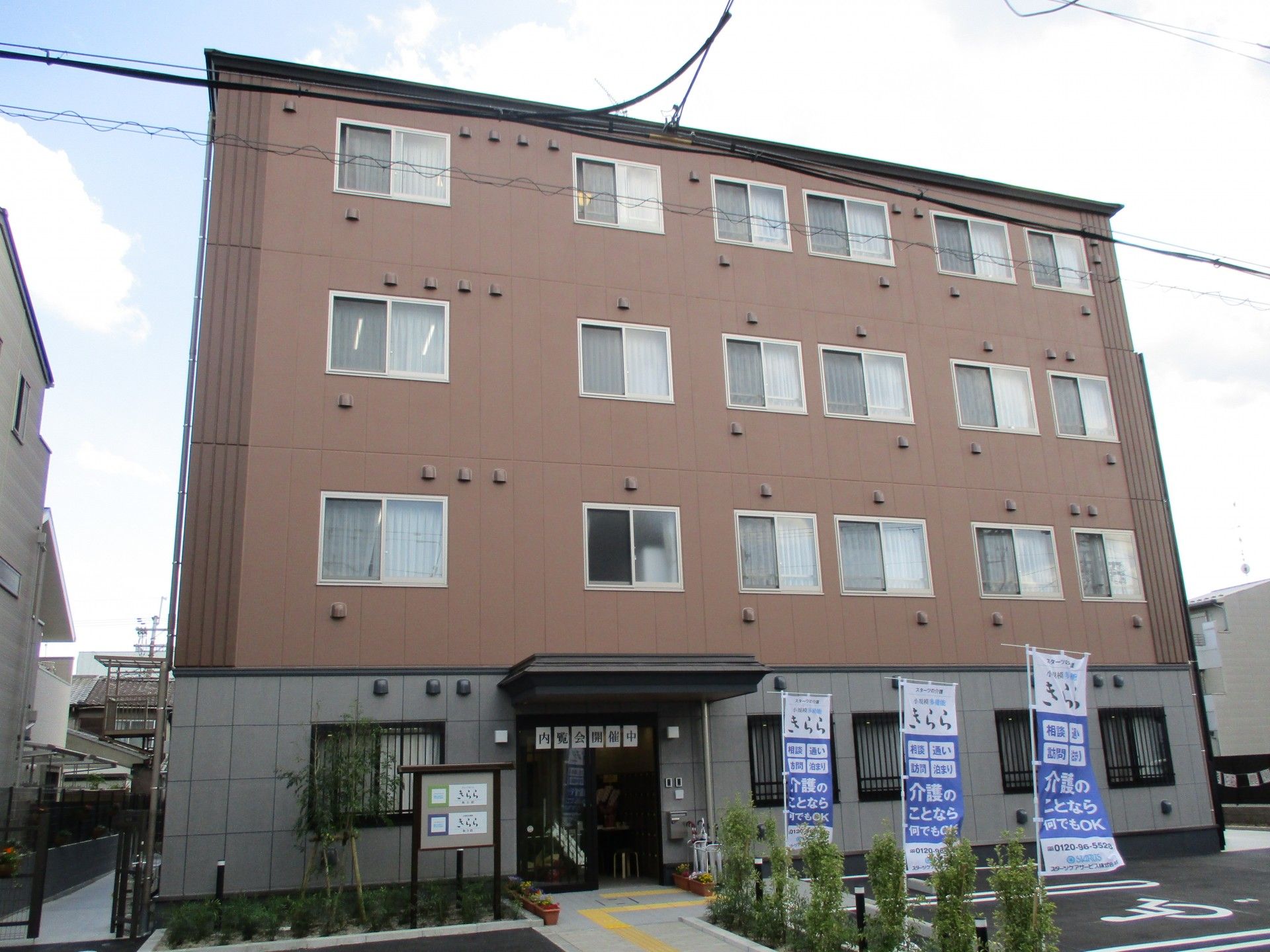 グレーと茶色の外壁の4階建てグループホーム