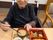 お食事を楽しむ高齢の女性