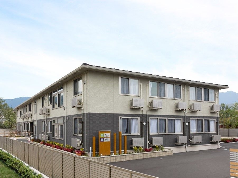 グレーとベージュの外壁の2階建てグループホーム
