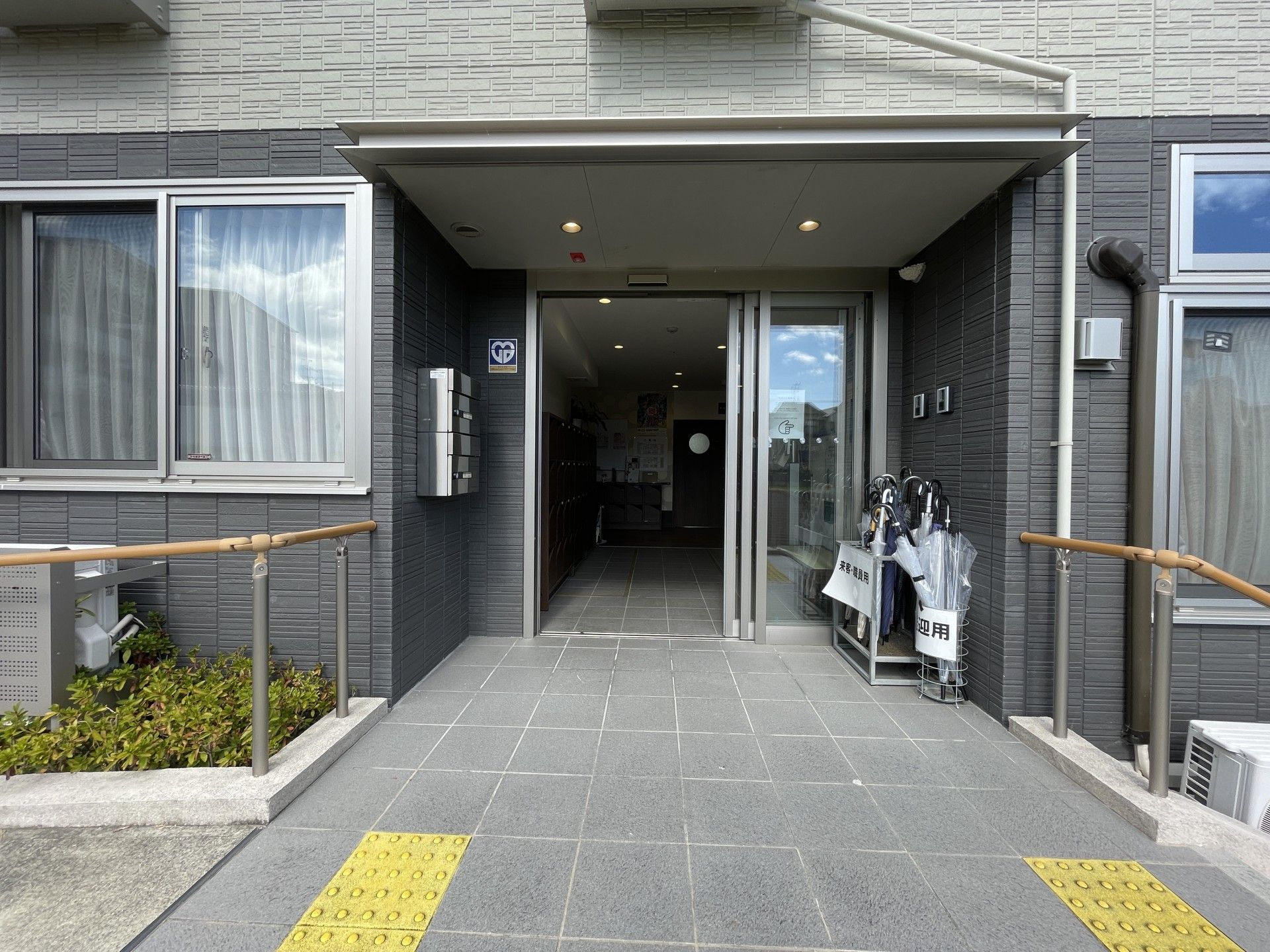 エントランスの自動ドア