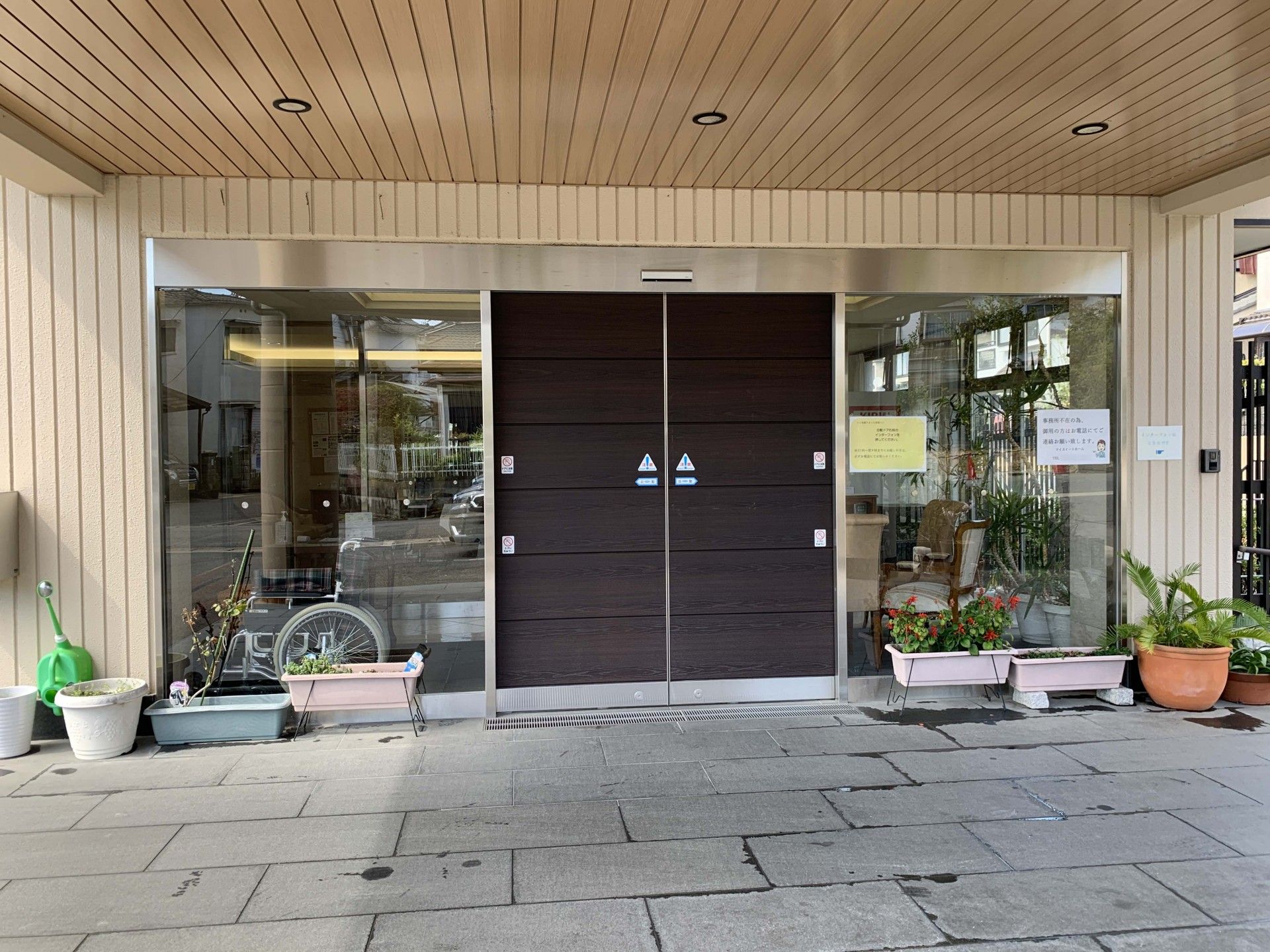 入り口が広々とした施設