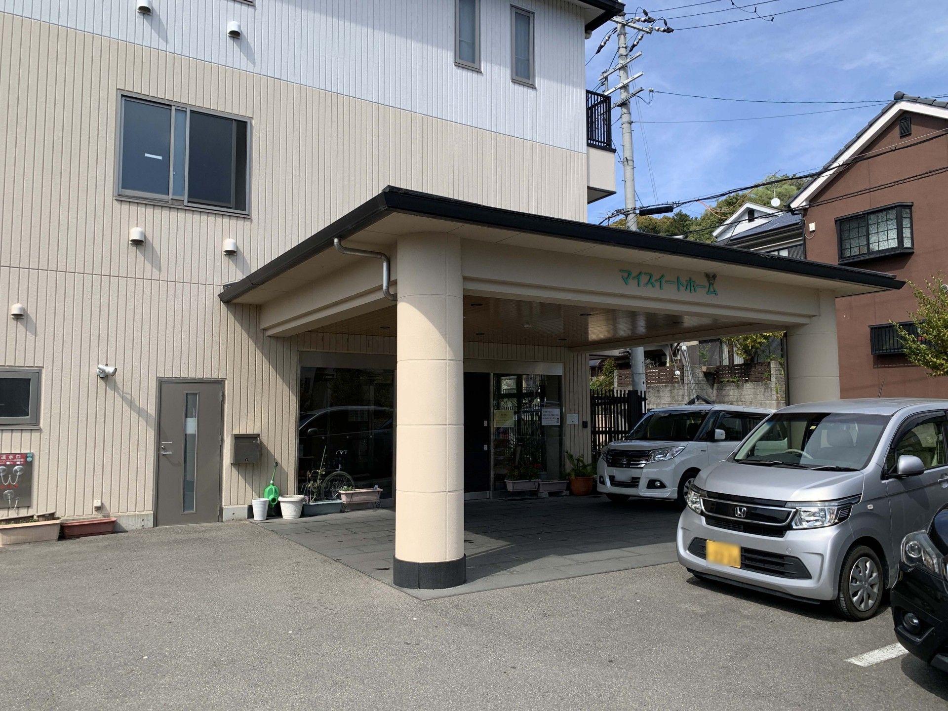 明るいエントランスの施設