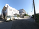静かな住宅街に建つ施設外観
