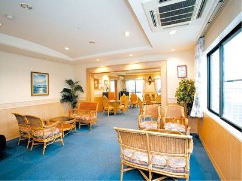 「ハートフル幕張」の談話室。和気藹々と談笑ができ、居心地が良い。