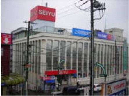 大型スーパーマーケットの店舗の外観である。建物は６階建てで、屋上には大きな看板がある。食品や日用品が揃っており、便利に利用できる。