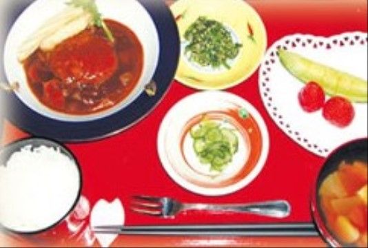 「ハートフル幕張」のお食事。入居者様の体調に合わせてお食事を選択できる。