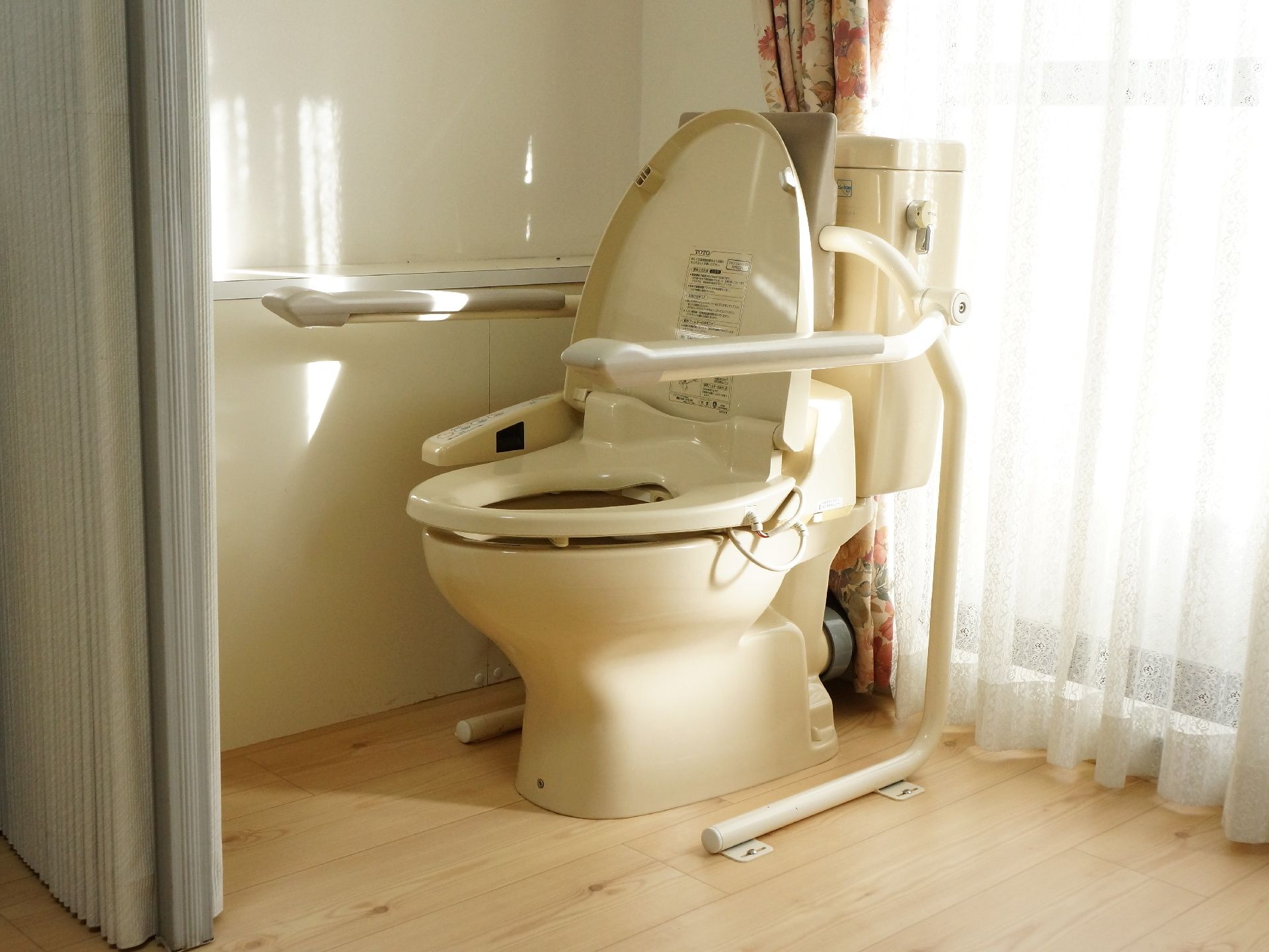 広々としたトイレは清潔感があり、充分なスペースがあるので車椅子でも利用出来る。手摺と温水洗浄便座が設置されている。