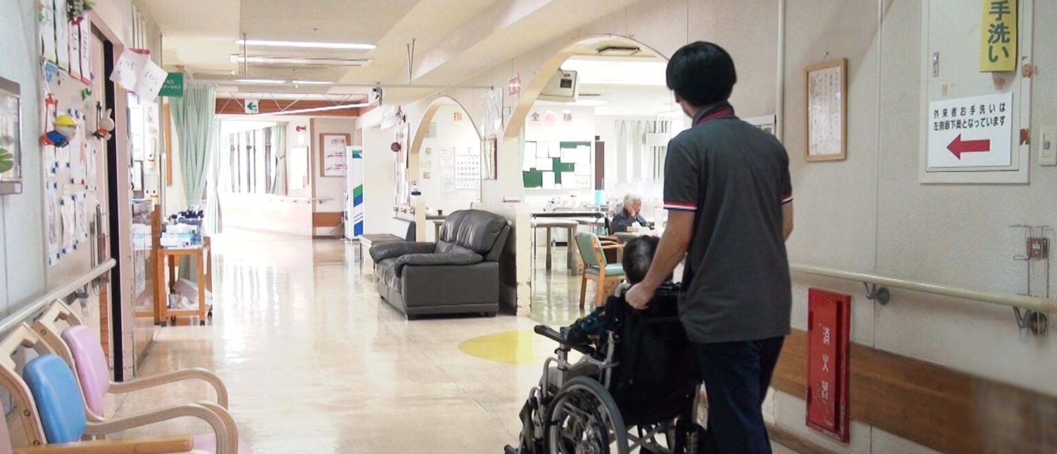 廊下を進む介助者と利用者