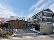 駐車場のある建物外観