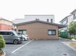 駐車場と建物の外観