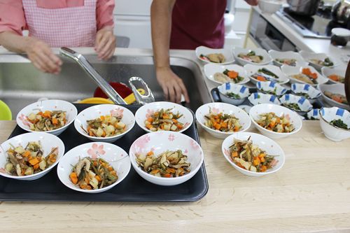 手作りの温かい料理を配膳