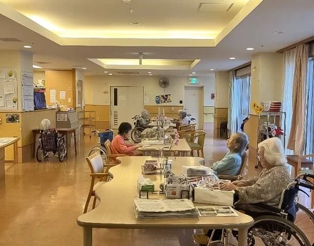 くつろぐ人々の集いの場